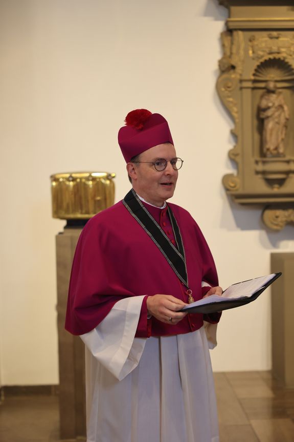 Weihbischof Paul Reder ist am Montag, 10. Mai, offiziell in sein Amt als Dompropst eingeführt worden - zunächst in der Kapelle des Bischofshauses, dann bei einem Pontifikalgottesdienst im Kiliansdom. Dabei wurde besonders an Bischof em. Dr. Paul-Werner Scheele erinnert, der am 10. Mai 2019 starb.