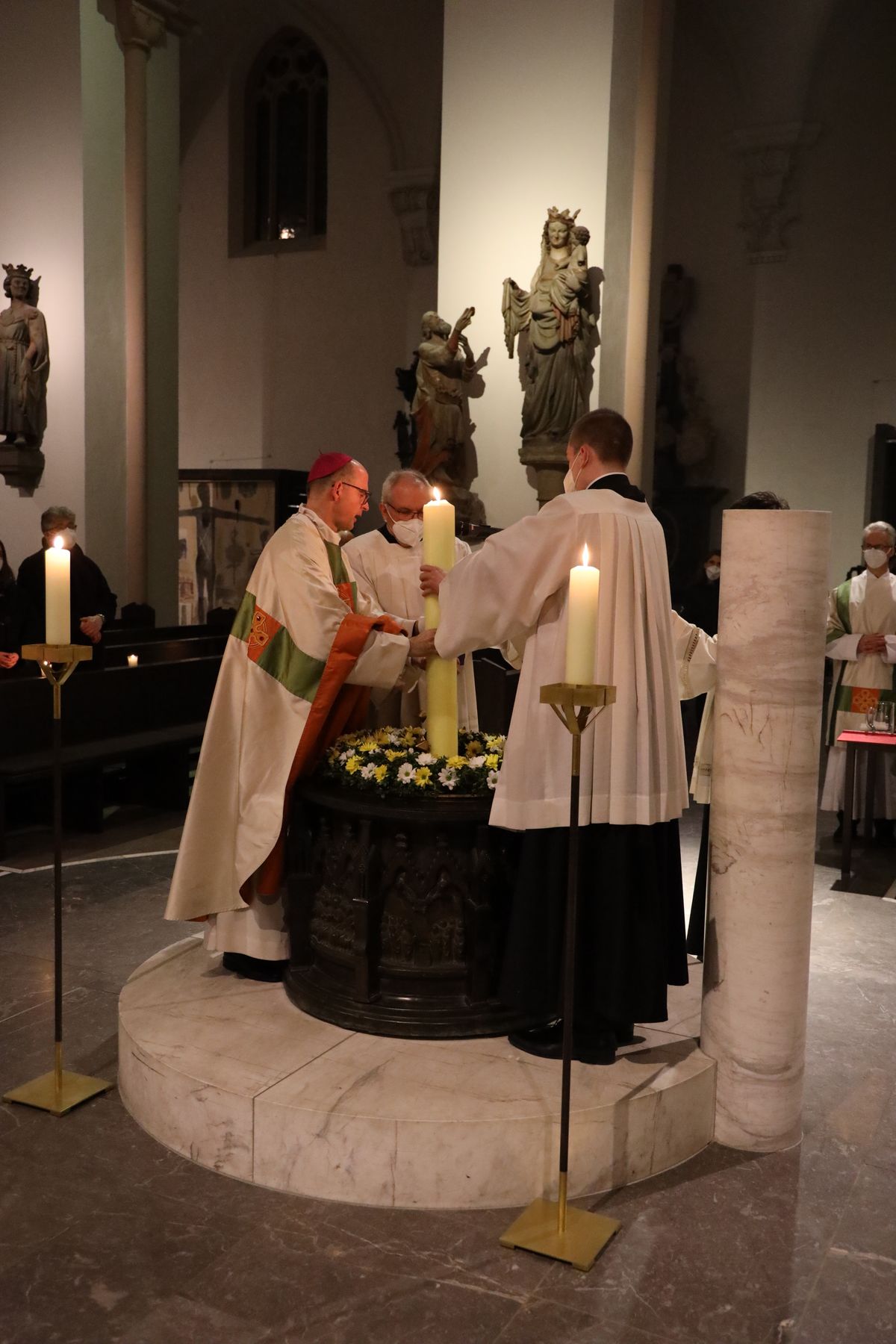 Bischof Dr. Franz Jung segnete das Osterwasser.