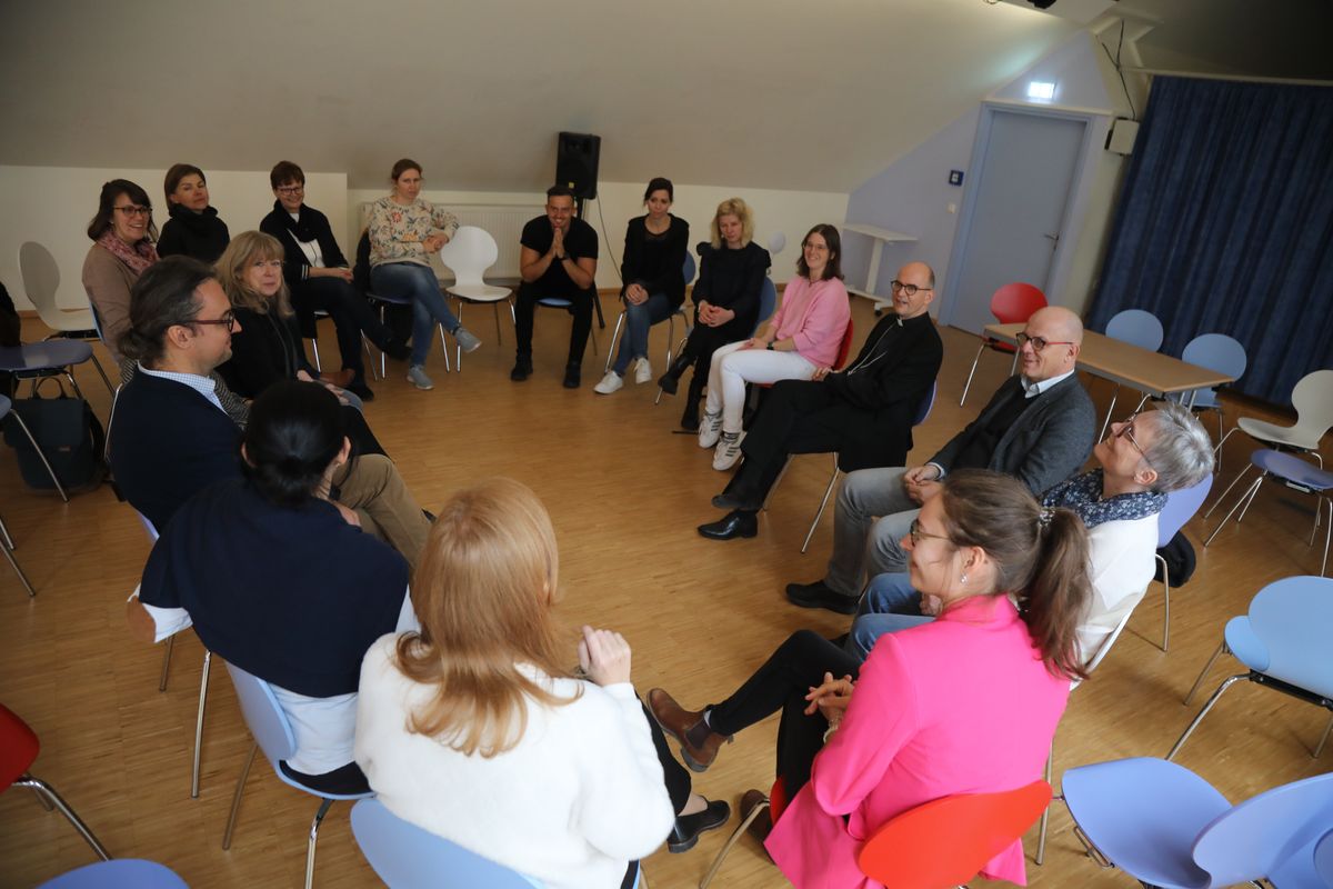 Gespräch mit dem Lehrerkollegium in der Aula. Gespräch mit dem Lehrerkollegium in der Aula.