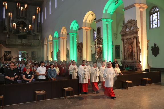 Die "Nacht der Hoffnung" am Samstagabend, 13. Juli, der Kiliani-Wallfahrtswoche lud zu Besinnung, Gebet und Kraftschöpfen in den Kiliansdom ein. Viele Passanten nutzten das Angebot, das um Mitternacht endete.