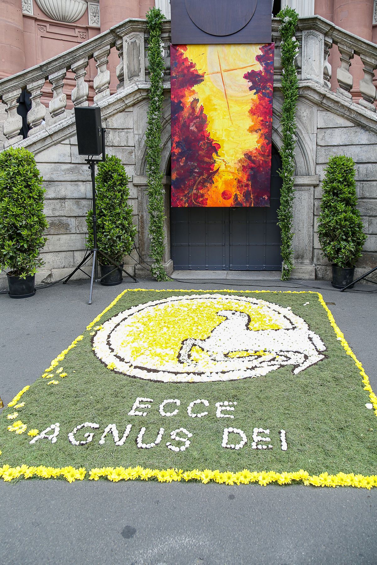 Der Blumenteppich vor dem Altar am Neumünster wurde von der Domjugend gestaltet.