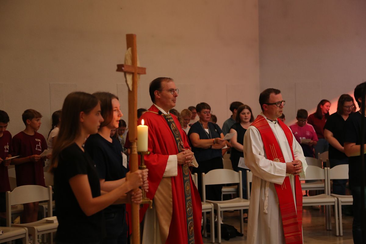 Am Tag der Jugend hat Weihbischof Paul Reder im Anschluss an ein buntes Workshop-Programm einen Kiliani-Gottesdienst mit den Jugendlichen im Kilianeum in Würzburg gefeiert.