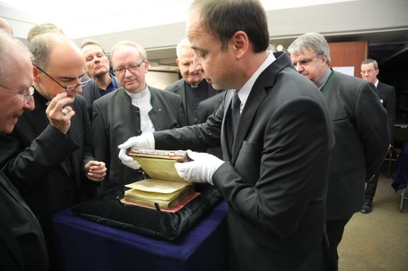 Bischof Dr. Franz Jung (2. von links) und das Würzburger Domkapitel nahmen in der Würzburger Universitätsbibliothek das Kiliansevangeliar und weitere historische Handschriften in Augenschein. Dr. Hans-Günter Schmidt, Leiter der Universitätsbibliothek Bischof Dr. Franz Jung (2. von links) und das Würzburger Domkapitel nahmen in der Würzburger Universitätsbibliothek das Kiliansevangeliar und weitere historische Handschriften in Augenschein. Dr. Hans-Günter Schmidt, Leiter der Universitätsbibliothek, führte die Besucher.