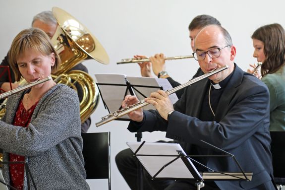 Unter den Musikern war auch Bischof Dr. Franz Jung an der Querflöte. Unter den Musikern war auch Bischof Dr. Franz Jung an der Querflöte.