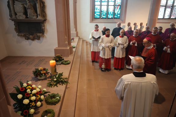 Einen Gottesdienst zum Gedenken an Generalvikar Dr. Karl Hillenbrand und Weihbischof em. Alfons Kempf hat Bischof Dr. Franz Jung am Freitag, 22. November, gefeiert. Anschließend segnete er die Gräber der beiden im Domkreuzgang und der Sepultur. Einen Gottesdienst zum Gedenken an Generalvikar Dr. Karl Hillenbrand und Weihbischof em. Alfons Kempf hat Bischof Dr. Franz Jung am Freitag, 22. November, gefeiert. Anschließend segnete er die Gräber der beiden im Domkreuzgang und der Sepultur.
