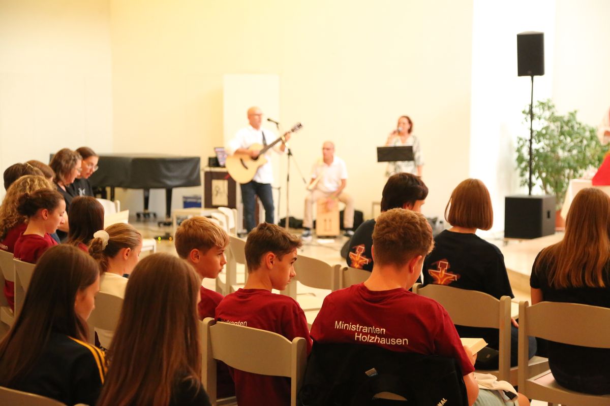 Am Tag der Jugend hat Weihbischof Paul Reder im Anschluss an ein buntes Workshop-Programm einen Kiliani-Gottesdienst mit den Jugendlichen im Kilianeum in Würzburg gefeiert.