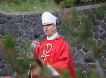 Bischof Dr. Franz Jung feierte am Montagabend, 5. Juli, einen Kiliani-Pontifikalgottesdienst auf dem Kreuzberg.