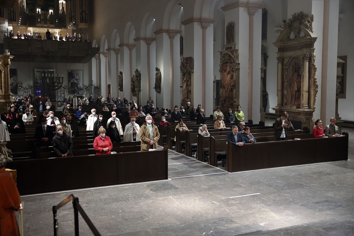 Bischof Dr. Franz Jung hat die Menschheit, insbesondere die Ukraine und Russland, bei einem Pontifikalgottesdienst am Freitagabend, 25. März, dem Unbefleckten Herzen Mariens geweiht.