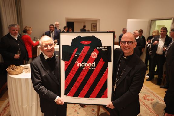 Bischof Dr. Franz Jung (rechts) überreichte Weihbischof em. Ulrich Boom ein von der kompletten Mannschaft signiertes Trikot des Bundesligisten Eintracht Frankfurt als Zeichen des Dankes.  Bischof Dr. Franz Jung (rechts) überreichte Weihbischof em. Ulrich Boom ein von der kompletten Mannschaft signiertes Trikot des Bundesligisten Eintracht Frankfurt als Zeichen des Dankes.