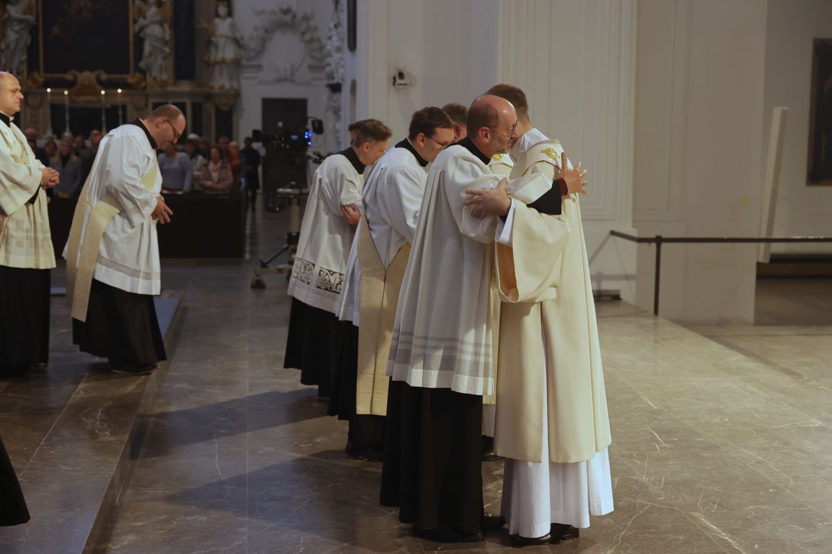 Bei einem Pontifikalgottesdienst am Samstag, 27. September, weihte Weihbischof Paul Reder drei Männer im Würzburger Kiliansdom zu Diakonen.