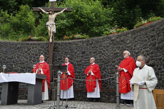 2721/0660 Kiliani Kreuzberg Bischof_28635 Gemeinsam mit Bischof Dr. Franz Jung (links) standen die Dekane (von links) Dr. Andreas Krefft, Armin Haas und Stephan Hartmann am Freialtar vor der Klosterkirche.