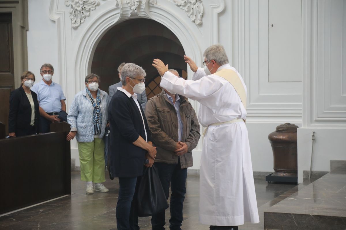2621/0609 Ehejubilare Weihbischof Boom_27480 Weihbischof Boom und weiteren Priester und Diakone weihen Ehejubilare, die ihr goldenes, diamantenes oder eisernes Ehejubiläum feiern.