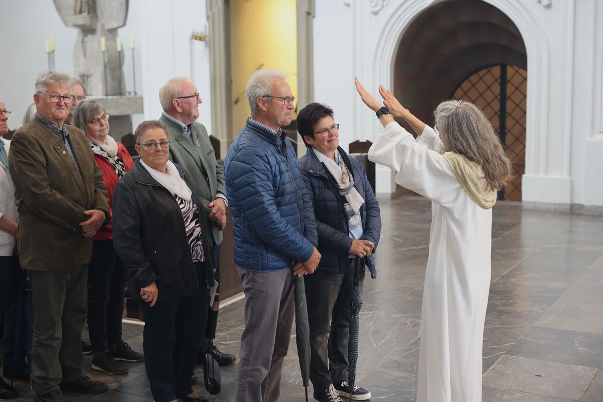 Seelsorgerinnen und Seelsorger spendeten nach dem Gottesdienst den Jubelpaaren individuell den Segen. 