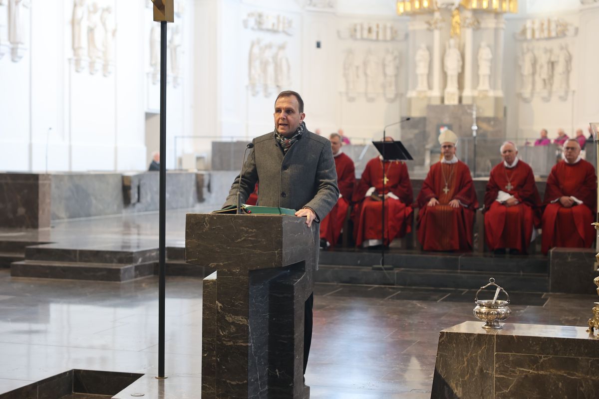 Einen Gottesdienst zum Gedenken an Generalvikar Dr. Karl Hillenbrand und Weihbischof em. Alfons Kempf hat Bischof Dr. Franz Jung am Freitag, 22. November, gefeiert. Anschließend segnete er die Gräber der beiden im Domkreuzgang und der Sepultur. Einen Gottesdienst zum Gedenken an Generalvikar Dr. Karl Hillenbrand und Weihbischof em. Alfons Kempf hat Bischof Dr. Franz Jung am Freitag, 22. November, gefeiert. Anschließend segnete er die Gräber der beiden im Domkreuzgang und der Sepultur.