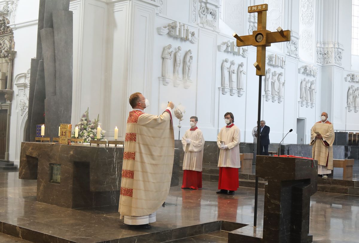 2621/0613 Gottesdienst für Ehejubilare Generalvikar Dr. Vorndran am Freitag, 25. Juni 2021_27628 Generalvikar Dr. Jürgen Vorndran feierte am Freitagabend, 25. Juni, einen Dankgottesdienst mit Ehepaaren, die seit 25 Jahren verheiratet sind. Anschließend spendeten der Generalvikar sowie weitere Priester und Diakone den Jubilaren mit Abstand den Segen.