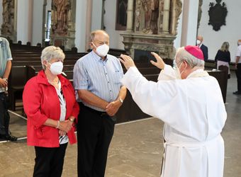 Bischof em. Dr. Friedhelm Hofmann feierte am Mittwochvormittag, 23. Juni, im Kiliansdom einen Pontifikalgottesdienst für Ehejubilare, die in den Jahren 2020 und 2021 auf 50, 60 oder 65 gemeinsame Jahre zurückblicken.
