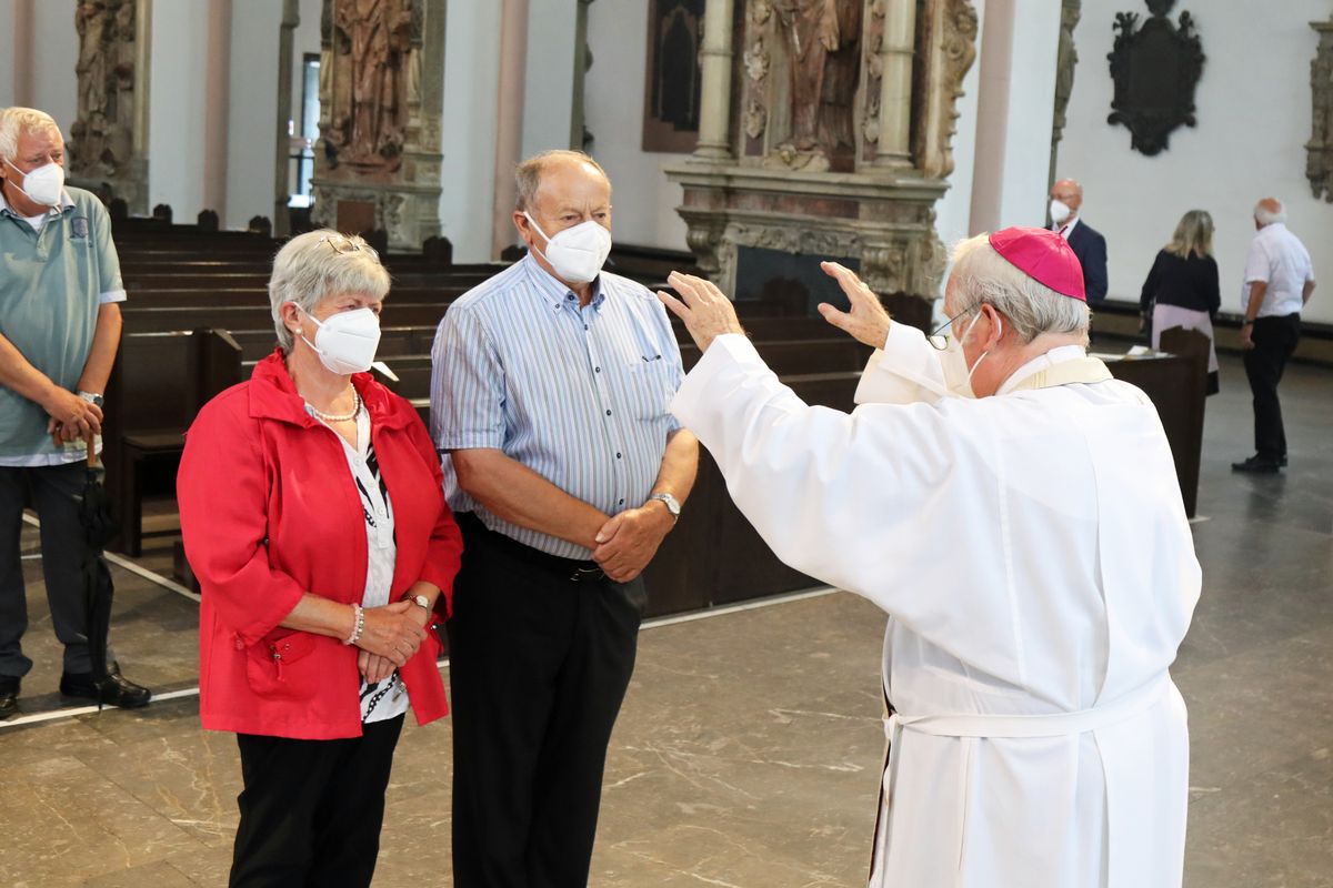 Bischof em. Dr. Friedhelm Hofmann feierte am Mittwochvormittag, 23. Juni, im Kiliansdom einen Pontifikalgottesdienst für Ehejubilare, die in den Jahren 2020 und 2021 auf 50, 60 oder 65 gemeinsame Jahre zurückblicken. Bischof em. Dr. Friedhelm Hofmann feierte am Mittwochvormittag, 23. Juni, im Kiliansdom einen Pontifikalgottesdienst für Ehejubilare, die in den Jahren 2020 und 2021 auf 50, 60 oder 65 gemeinsame Jahre zurückblicken.