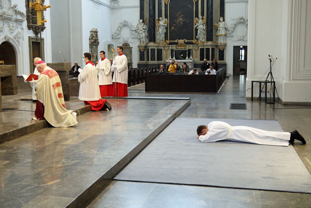 Bei einem Pontifikalgottesdienst am Samstag, 17. Oktober, hat Weihbischof Ulrich Boom im Würzburger Kiliansdom Uwe Becker zum Ständigen Diakon geweiht.