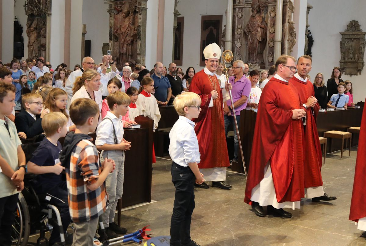 Mit rund 1300 Kommunionkindern und ihren Begleitern hat Weihbischof Paul Reder am Montag, 8. Juli, einen Gottesdienst im Kiliansdom gefeiert.