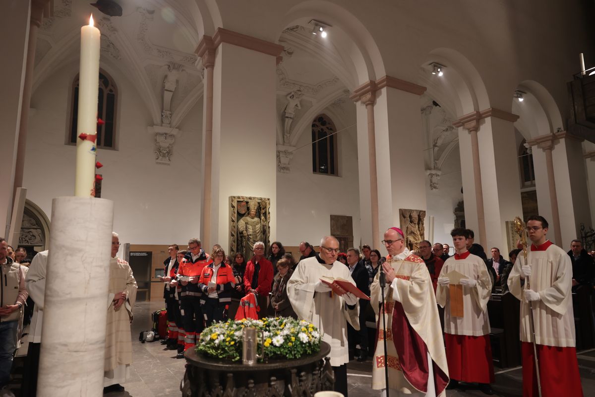 Der Lichtfeier schlossen sich die Segnung des Osterwassers und die allgemeine Tauferneuerung an. 