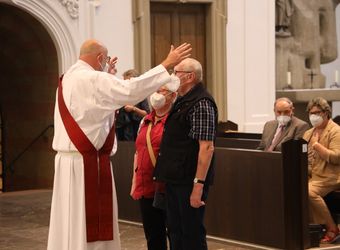 Generalvikar Dr. Jürgen Vorndran feierte am Dienstagabend, 29. Juni, einen Dankgottesdienst mit Ehejubilaren, die 2020 oder 2021 silberne Hochzeit feiern. Im Anschluss hatten die Ehepaare Gelegenheit, sich segnen zu lassen.