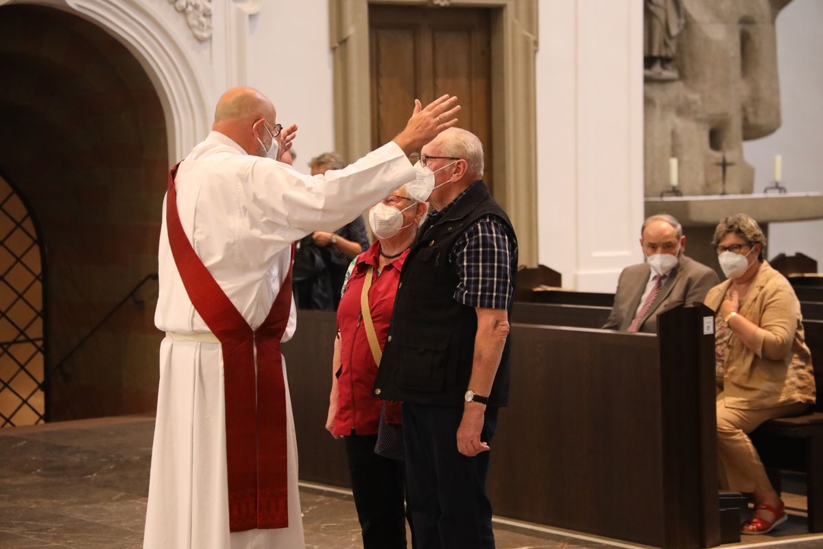 Generalvikar Dr. Jürgen Vorndran feierte am Dienstagabend, 29. Juni, einen Dankgottesdienst mit Ehejubilaren, die 2020 oder 2021 silberne Hochzeit feiern. Im Anschluss hatten die Ehepaare Gelegenheit, sich segnen zu lassen.