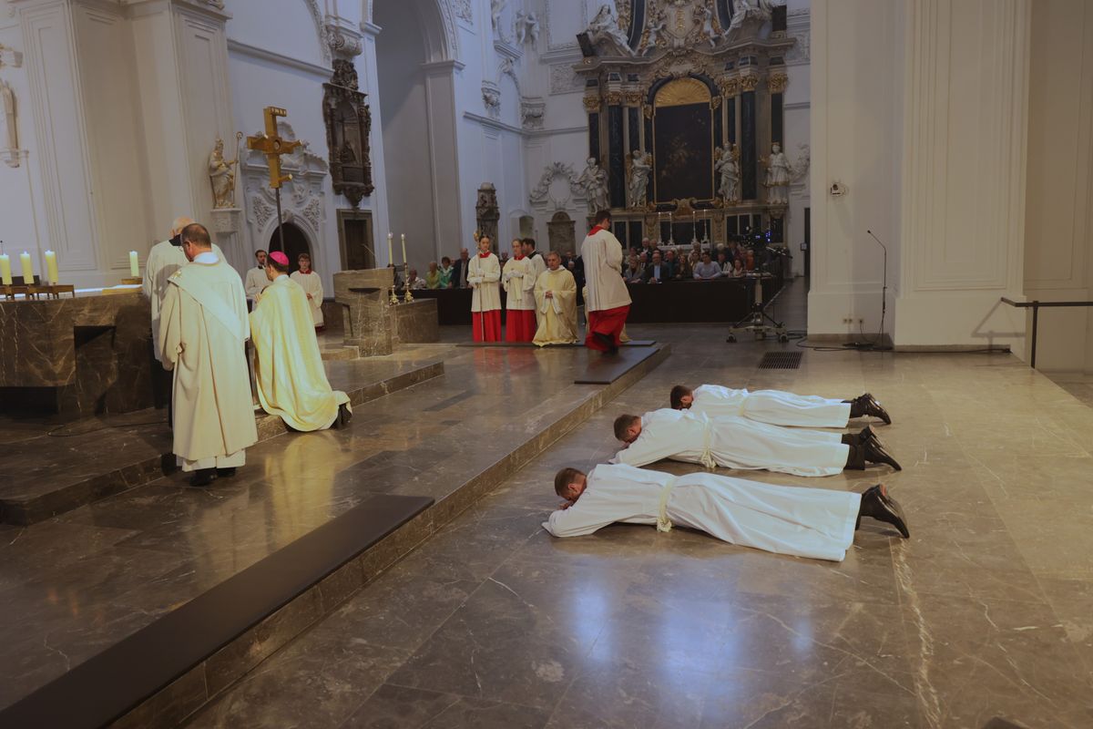 Bei einem Pontifikalgottesdienst am Samstag, 27. September, weihte Weihbischof Paul Reder drei Männer im Würzburger Kiliansdom zu Diakonen.