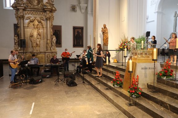 2821/0665 Pasti-Jubiläum_28731 Musikalisch wurde der Gottesdienst von Pastoralreferentinnen und -referenten mitgestaltet.