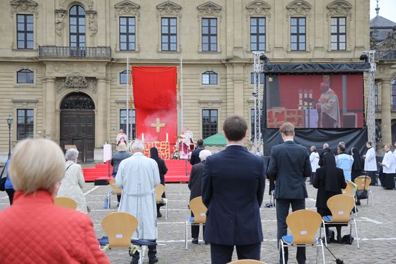 Weihbischof Ulrich Boom feierte am Donnerstag, 11. Juni, den Fronleichnamsgottesdienst auf dem Würzburger Residenzplatz.