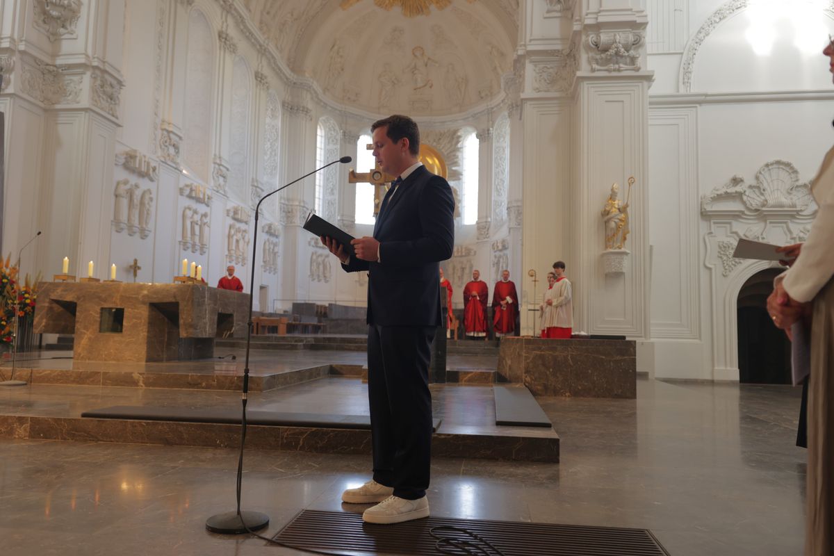 Beim Kiliani-Gottesdienst für die in Schule und Erziehung Tätigen hat Bischof Dr. Franz Jung am Freitag, 11. Juli, im Würzburger Kiliansdom 24 Frauen und Männern die Missio canonica verliehen.
