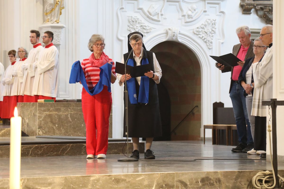 Vertreterinnen und Vertreter der Verbände brachten symbolische Gaben vor den Altar.