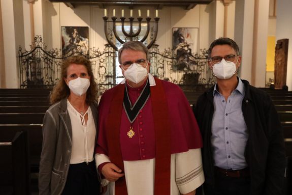 Domkapitular Clemens Bieber (Mitte) zusammen mit Birgit und Peter Landwehr als Theilheim (Landkreis Würzburg), die er auf den Tag genau vor 25 Jahren getraut hat.