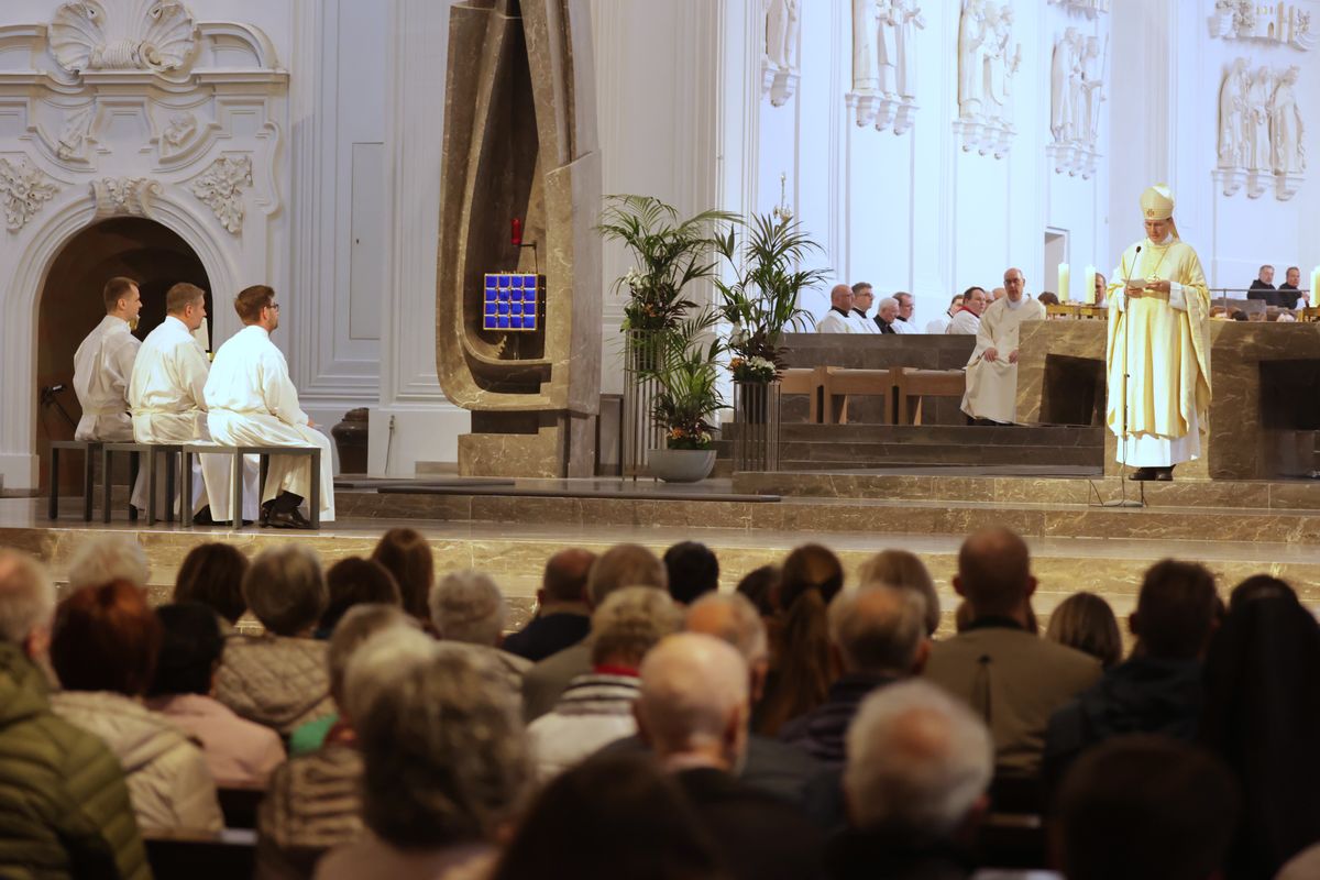 Bei einem Pontifikalgottesdienst am Samstag, 27. September, weihte Weihbischof Paul Reder drei Männer im Würzburger Kiliansdom zu Diakonen.