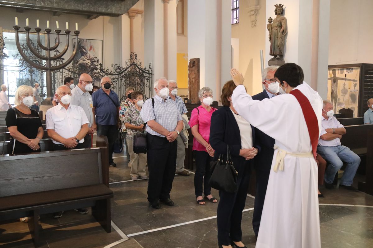 2621/0625 Gottesdienst für Ehejubilare mit Weihbischof Ulrich Boom am 29. Juni 2021_28066 Weihbischof Ulrich Boom feierte am Dienstagnachmittag, 29. Juni, einen Gottesdienst für Ehepaare, die 2020 oder 2021 ihr goldenes, diamantenes oder eisernes Ehejubiläum hatten. Im Anschluss konnten sich die Paare segnen lassen.