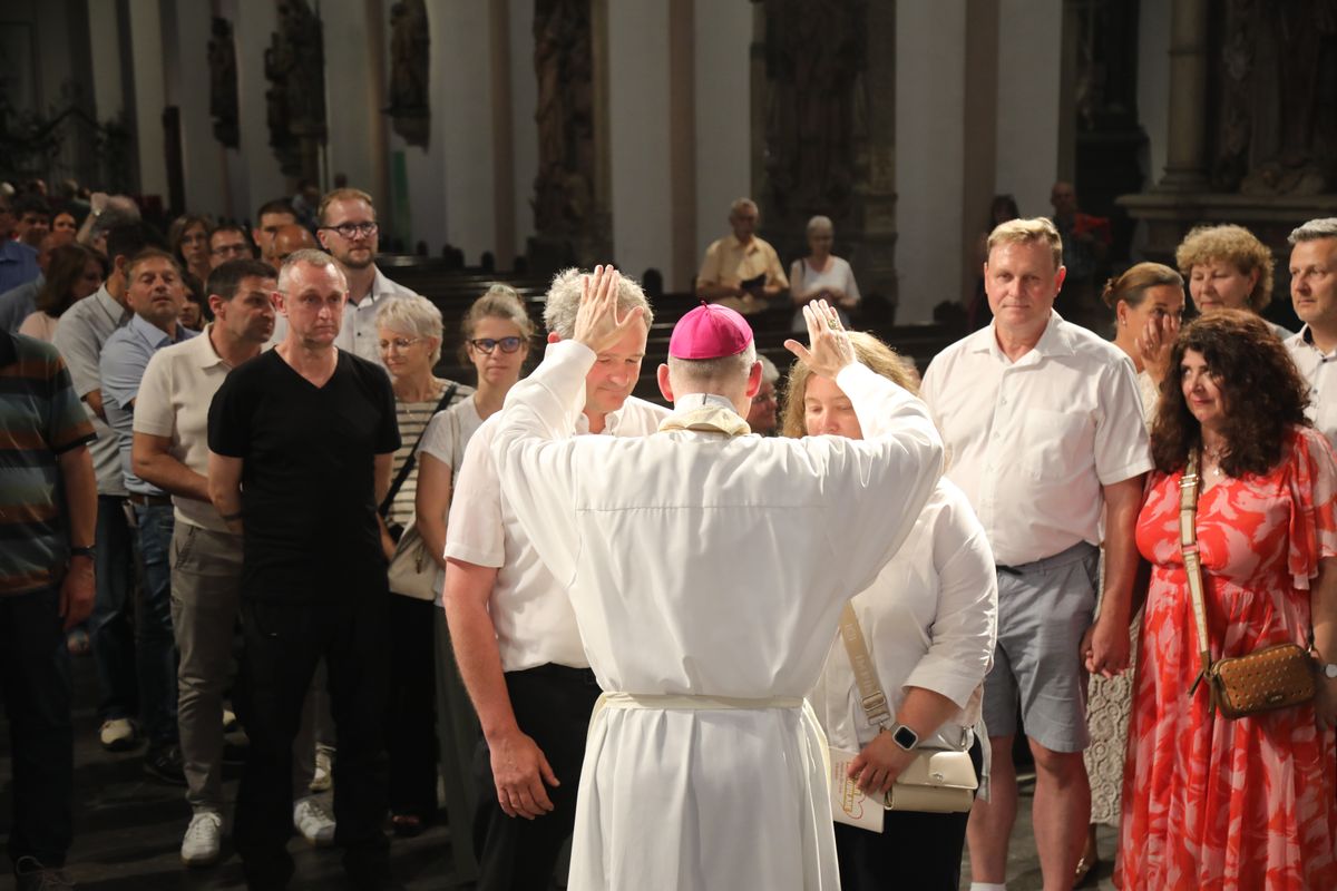 Mit rund 1000 Eheleuten, die in diesem Jahr Silberhochzeit haben, feierte Bischof Dr. Franz Jung am Freitagabend, 4. Juli 2025, einen Pontifikalgottesdienst im Kiliansdom. Im Anschluss erteilten er, Weihbischof Paul Reder sowie weitere Seelsorgerinnen und Seelsorger den Paaren einzeln den Segen.