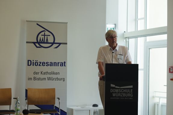 Diözesanratsvorsitzender Dr. Michael Wolf begrüßte die Delegierten zur Kiliani-Vollversammlung.