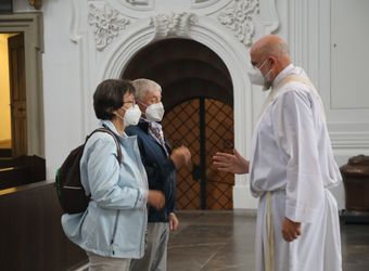 Bischof Dr. Franz Jung segnete nach dem Gottesdienst die Ehejubilare.