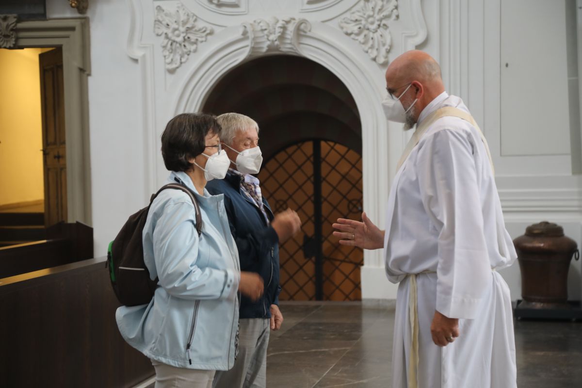 2721/0630_Ehejubilare mit Bischof Franz Jung_28168 Bischof Dr. Franz Jung segnete nach dem Gottesdienst die Ehejubilare.