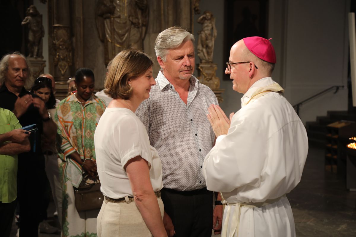 Mit rund 1000 Eheleuten, die in diesem Jahr Silberhochzeit haben, feierte Bischof Dr. Franz Jung am Freitagabend, 4. Juli 2025, einen Pontifikalgottesdienst im Kiliansdom. Im Anschluss erteilten er, Weihbischof Paul Reder sowie weitere Seelsorgerinnen und Seelsorger den Paaren einzeln den Segen.