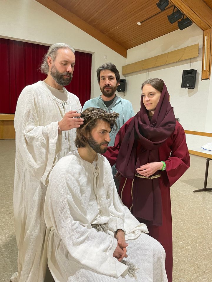 Bei der Probe (von links): Die beiden Jesusdarsteller Tobas Selzam und Tobias Garbe,  Andreas Schraud (Petrus) und Maria Selzam (Maria Magdalena).