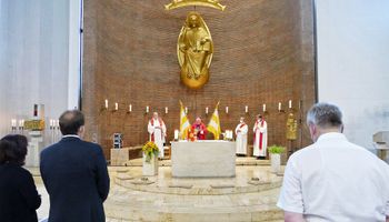 Weihbischof Ulrich Boom feierte am Dienstag, 6. Juli 2021, einen regionalen Kiliani-Pontifikalgottesdienst in der Pfarrkirche "Zur Mutterschaft Mariens" in Hösbach-Bahnhof.