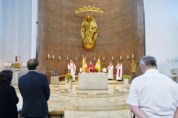 Weihbischof Ulrich Boom feierte am Dienstag, 6. Juli 2021, einen regionalen Kiliani-Pontifikalgottesdienst in der Pfarrkirche "Zur Mutterschaft Mariens" in Hösbach-Bahnhof.