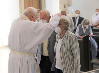 Bischof em. Dr. Friedhelm Hofmann feierte am Freitagnachmittag, 25. Juni, einen Dankgottesdienst mit Ehepaaren, die seit 50, 60 oder 65 Jahren verheiratet sind. Anschließend spendeten der Bischof sowie weitere Priester und Diakone den Jubilaren mit Abstand den Segen.