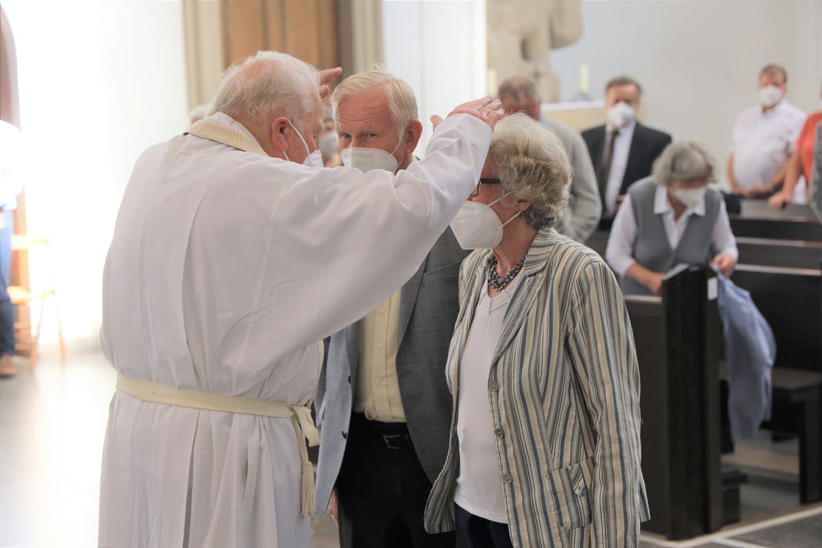 Bischof em. Dr. Friedhelm Hofmann feierte am Freitagnachmittag, 25. Juni, einen Dankgottesdienst mit Ehepaaren, die seit 50, 60 oder 65 Jahren verheiratet sind. Anschließend spendeten der Bischof sowie weitere Priester und Diakone den Jubilaren mit Abstand den Segen.