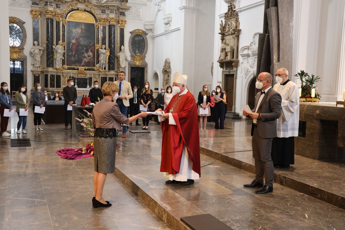 Weihbischof Ulrich Boom hat im Auftrag von Bischof Dr. Franz Jung 33 Frauen und sieben Männern am Freitagabend, 9. Juli, im Kiliansdom die Missio canonica verliehen.
