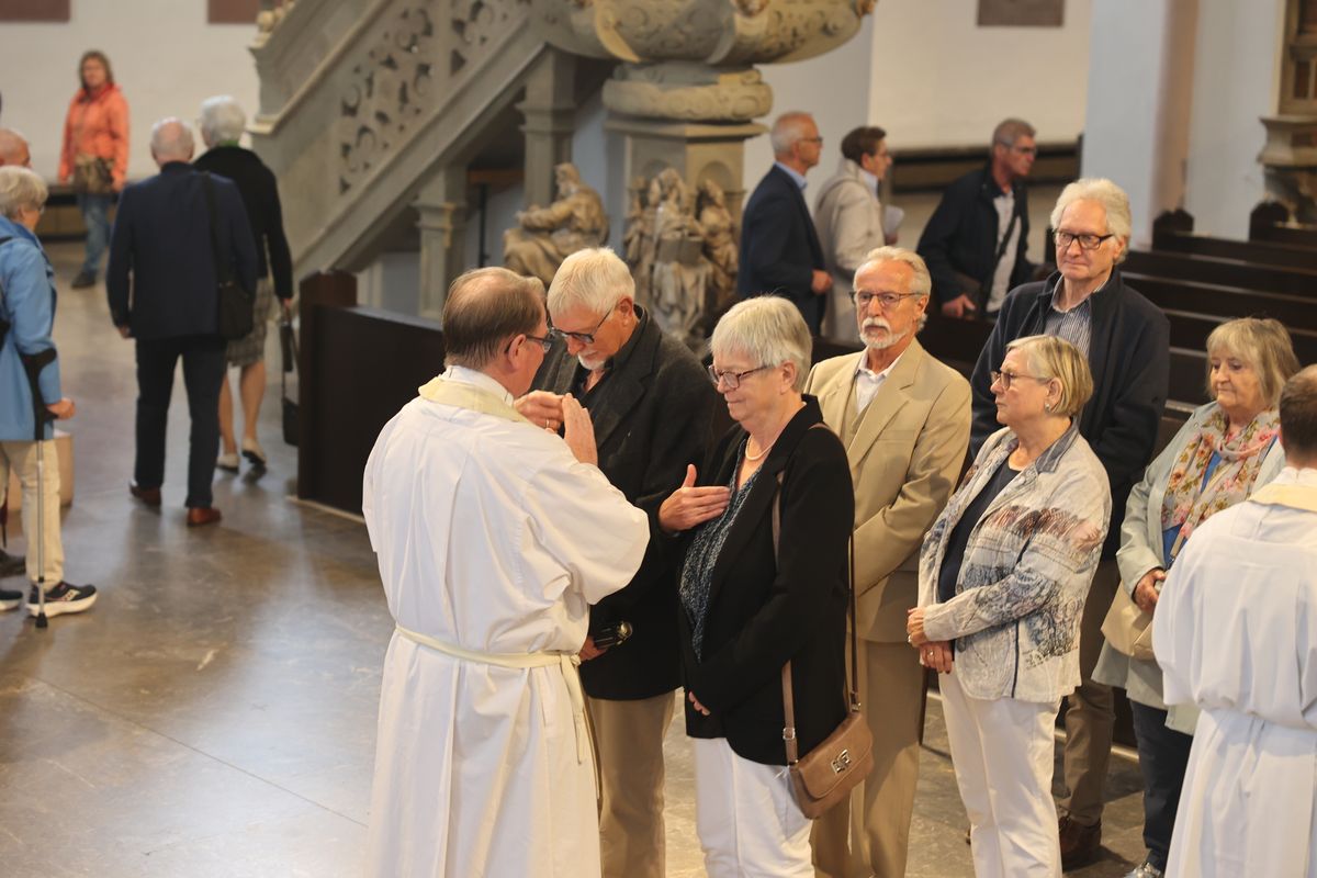 Seelsorgerinnen und Seelsorger spendeten nach dem Gottesdienst den Jubelpaaren individuell den Segen. 