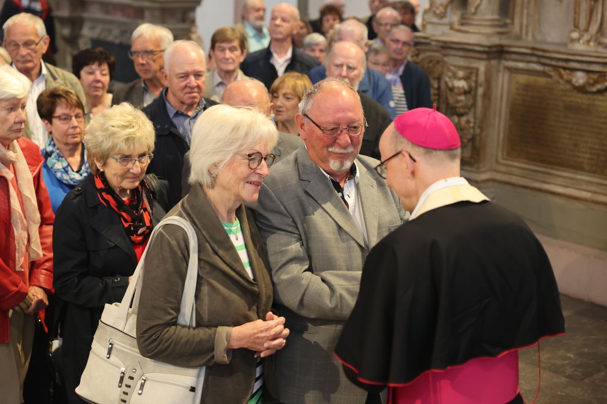 Seelsorgerinnen und Seelsorger spendeten nach dem Gottesdienst den Jubelpaaren individuell den Segen. 