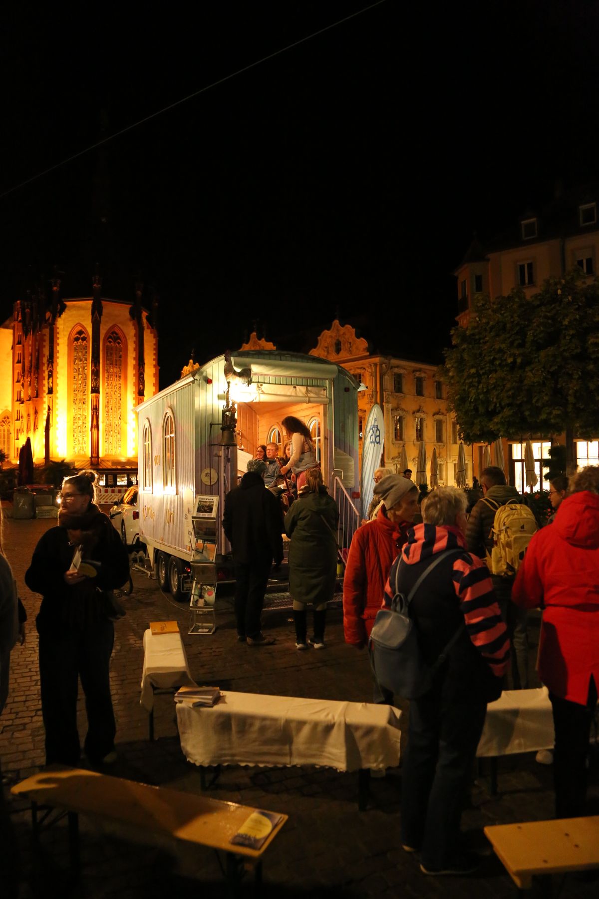 Die „Bauwagenkirche” auf dem Marktplatz lud ein zu Gesang, Gesprächen und geistlichen Impulsen.