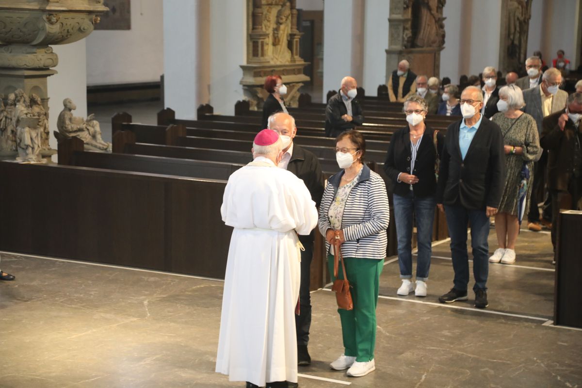 2621/0609 Ehejubilare Weihbischof Boom_27513 Weihbischof Boom und weiteren Priester und Diakone weihen Ehejubilare, die ihr goldenes, diamantenes oder eisernes Ehejubiläum feiern.