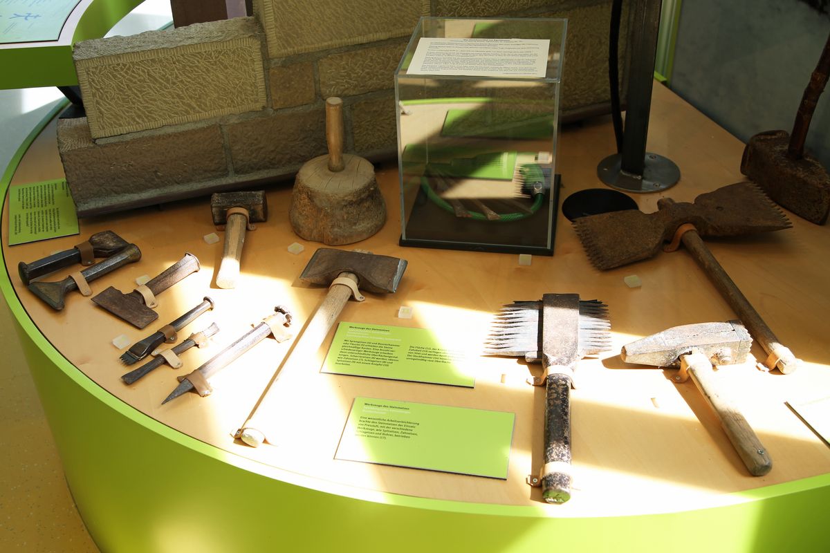 Mit solchen Werkzeugen werden Bildstöcke bearbeitet.